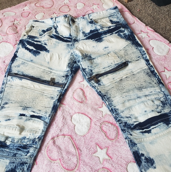 8ighth Distrkt - Picture 2 of 3